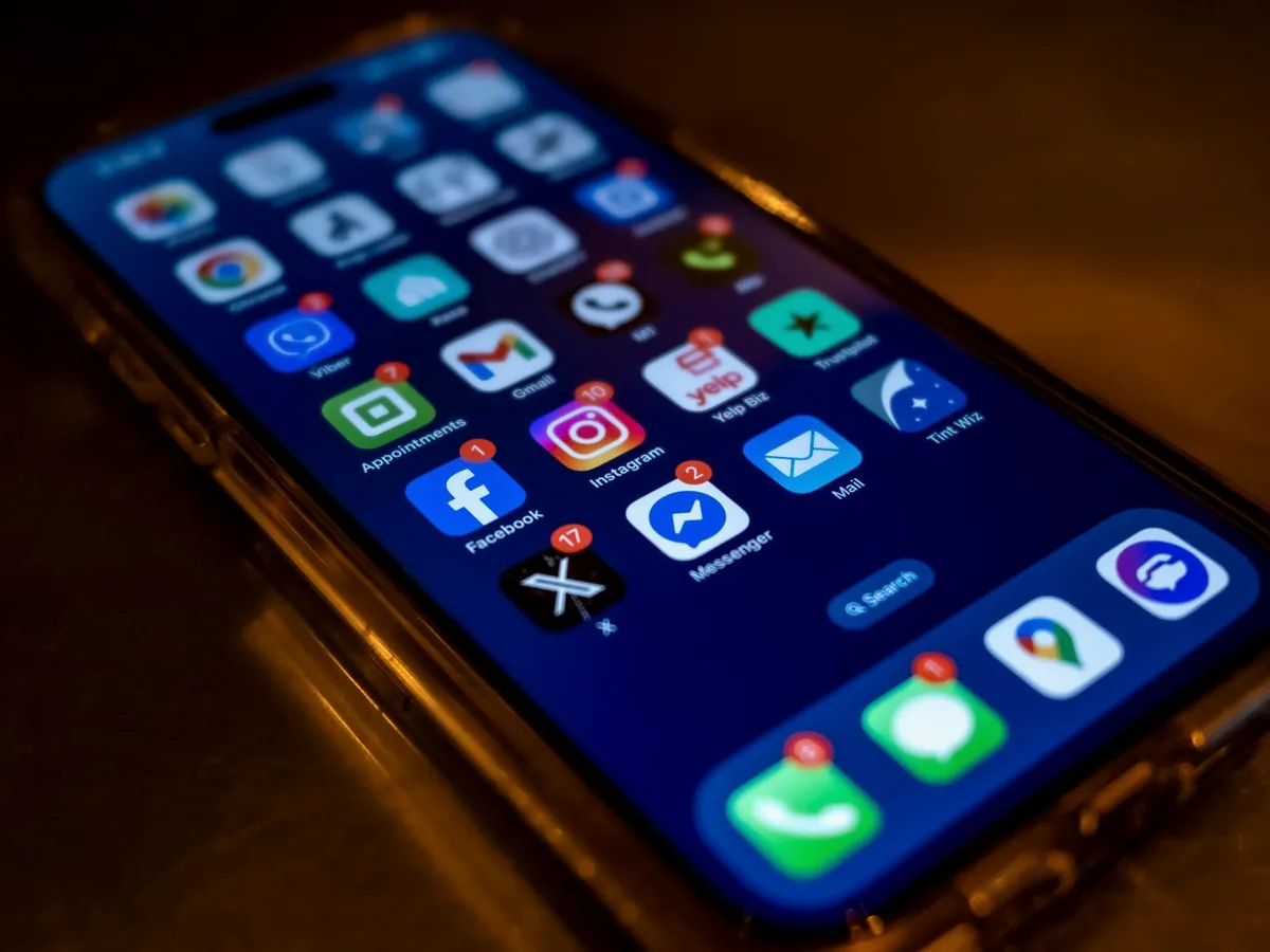 Il telefono al buio con le app che lavorano da sole: Instagram, posta, calendario
