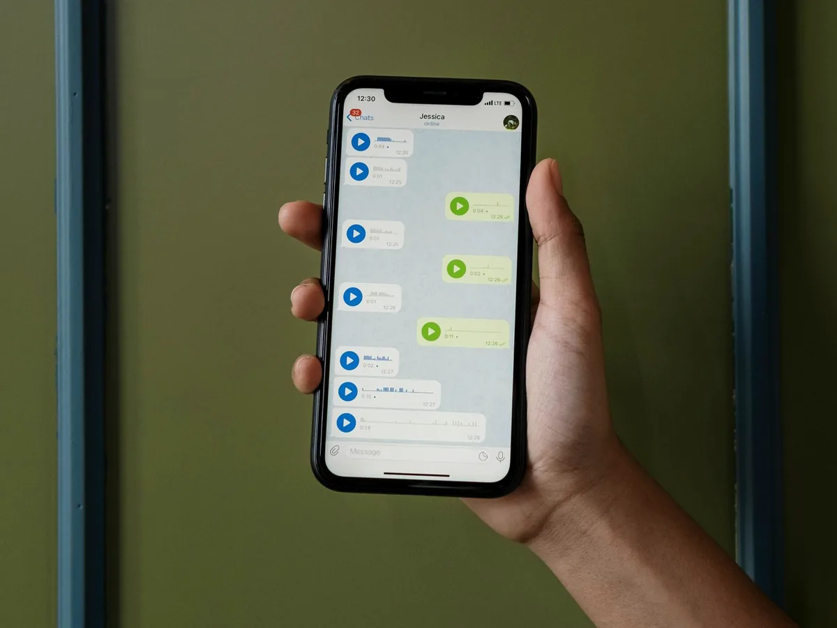 Una mano scrive al bot dal telefono: una chat, come scrivere a chi conosci